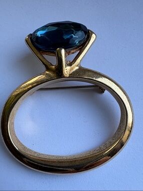 Vintage Gold Tone Ring Motto Large Sapphire Blue Crystal Brooch #125